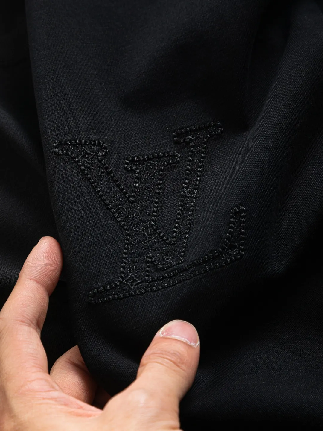 🅿️190 Louis Vuitton 1V LV slightly wide version S-XL 26SS LV new product counter catwalk style three-dimensional plain letter embroidery on the chest🪡logo large logo embroidery on the back🪡logo short-sleeved T-shirt, the same style for men and women! Short-sleeves are not the same as the general public, but must be unique and eye-catching. This LV short-sleeves is all about quality, comfort, consistent style, fashion, including fabrics and cutting techniques, all of which have been made with great effort! 320 grams of washed pure cotton fabric, pure cotton is breathable, very refreshing and comfortable for daily wear. The rib knitting on the neckline is smooth and tight, and the neckline will not be skewed if you toss it at will. The loose version, you will find that it looks really good on the upper body. The overall is minimalist and neat, super versatile for daily use! Pair it casually with a pair of pants for a youthful look. A T-shirt will make your outfit crazy. It is a fashionable item that can never go wrong! Color: Black White Rose Size: S-XL Size chart: S: Shoulder width 50-Bust 56-Length 70 M: Shoulder width 52-Bust 57-Length 72 L: Shoulder width 54-Bust 59-Length 74 XL: Shoulder width 56-Bust 62-Length 76